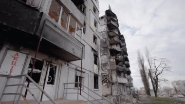 Bu yavaş çekim videosu Borodyanka, Ukrayna 'da savaştan zarar görmüş bir binayı gösteriyor.