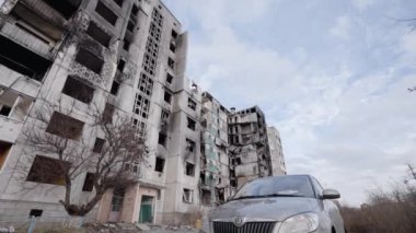 Bu yavaş çekim videosu Borodyanka, Ukrayna 'da savaştan zarar görmüş bir binayı gösteriyor.