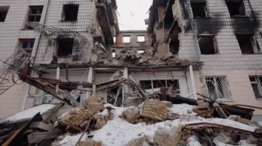 Bu yavaş çekim videosu Borodyanka, Ukrayna 'da savaştan zarar görmüş bir binayı gösteriyor.