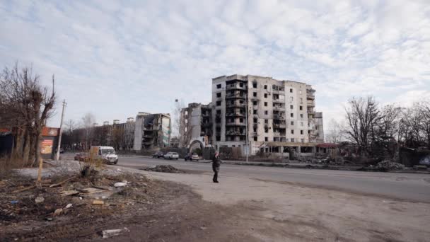 この株式スローモーションビデオは ウクライナのボロディアンカに戦争で破壊された建物を示しています — ストック動画
