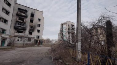 Bu yavaş çekim videosu Borodyanka, Ukrayna 'da savaştan zarar görmüş bir binayı gösteriyor.
