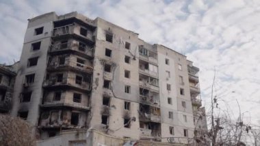 Bu yavaş çekim videosu Borodyanka, Ukrayna 'da savaştan zarar görmüş bir binayı gösteriyor.