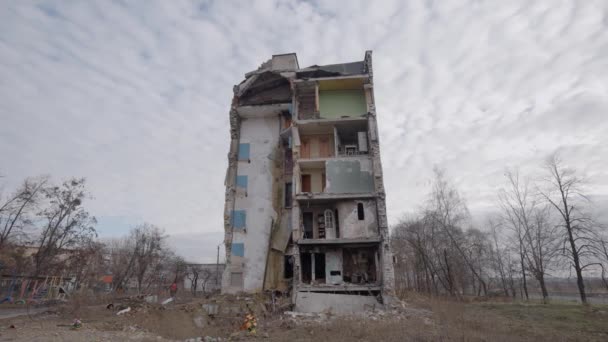 这段股票慢动作视频显示了乌克兰博罗丹卡一座被战争摧毁的建筑 — 图库视频影像
