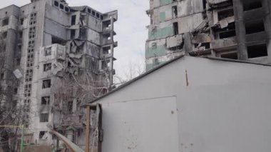 Bu yavaş çekim videosu Borodyanka, Ukrayna 'da savaştan zarar görmüş bir binayı gösteriyor.