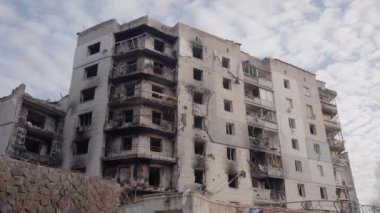 Bu yavaş çekim videosu Borodyanka, Ukrayna 'da savaştan zarar görmüş bir binayı gösteriyor.