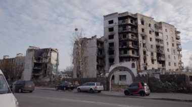 Bu yavaş çekim videosu Borodyanka, Ukrayna 'da savaştan zarar görmüş bir binayı gösteriyor.