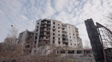 Bu yavaş çekim videosu Borodyanka, Ukrayna 'da savaştan zarar görmüş bir binayı gösteriyor.