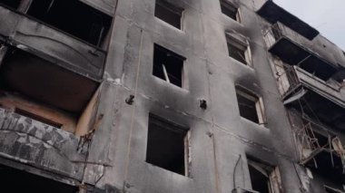 Bu yavaş çekim videosu Borodyanka, Ukrayna 'da savaştan zarar görmüş bir binayı gösteriyor.