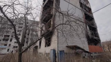 Bu yavaş çekim videosu Borodyanka, Ukrayna 'da savaştan zarar görmüş bir binayı gösteriyor.