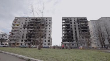 Bu yavaş çekim videosu Borodyanka, Ukrayna 'da savaştan zarar görmüş bir binayı gösteriyor.