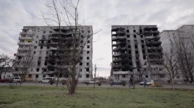 Bu yavaş çekim videosu Borodyanka, Ukrayna 'da savaştan zarar görmüş bir binayı gösteriyor.