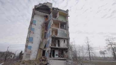 Bu yavaş çekim videosu Borodyanka, Ukrayna 'da savaştan zarar görmüş bir binayı gösteriyor.