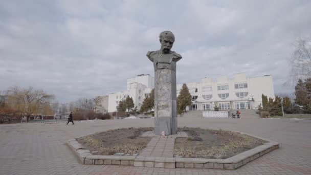 このストックビデオは ウクライナのボロヤンカにあるTaras Shevchenkoへのショットスルー記念碑を示しています — ストック動画