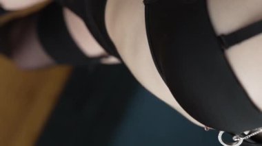 Bu borsa dikey videosu, erotik seksi iç çamaşırlı bir kızı gösteriyor.
