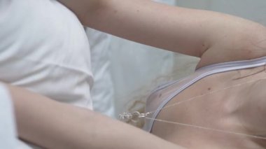 Bu borsa dikey videosu, erotik seksi iç çamaşırlı bir kızı gösteriyor.
