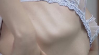 Bu borsa dikey videosu, erotik seksi iç çamaşırlı bir kızı gösteriyor.