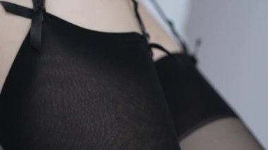 Bu borsa dikey videosu, erotik seksi iç çamaşırlı bir kızı gösteriyor.