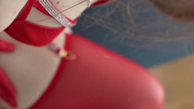 Bu borsa dikey videosu, erotik seksi iç çamaşırlı bir kızı gösteriyor.