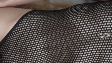 Bu borsa dikey videosu, erotik seksi iç çamaşırlı bir kızı gösteriyor.