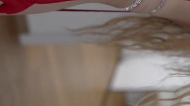 Bu borsa dikey videosu, erotik seksi iç çamaşırlı bir kızı gösteriyor.