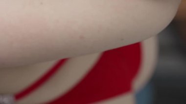 Bu borsa dikey videosu, erotik seksi iç çamaşırlı bir kızı gösteriyor.