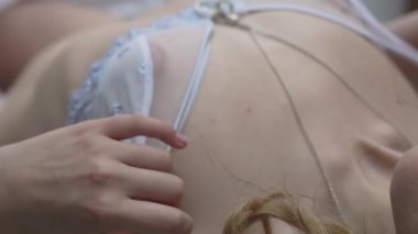 Bu borsa dikey videosu, erotik seksi iç çamaşırlı bir kızı gösteriyor.