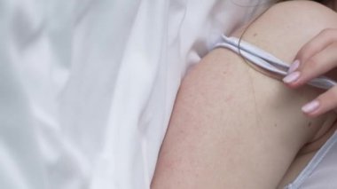 Bu borsa dikey videosu, erotik seksi iç çamaşırlı bir kızı gösteriyor.