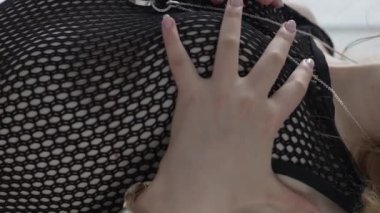 Bu borsa dikey videosu, erotik seksi iç çamaşırlı bir kızı gösteriyor.