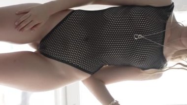 Bu borsa dikey videosu, erotik seksi iç çamaşırlı bir kızı gösteriyor.