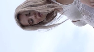 Bu stok dikey video seksi iç çamaşırlı genç bir kadını gösteriyor.
