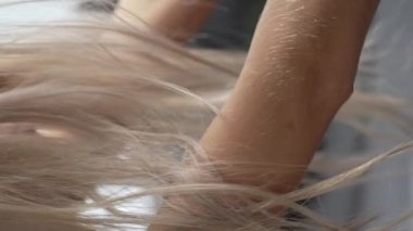 Bu stok dikey video seksi iç çamaşırlı genç bir kadını gösteriyor.