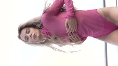 Bu stok dikey video seksi iç çamaşırlı genç bir kadını gösteriyor.