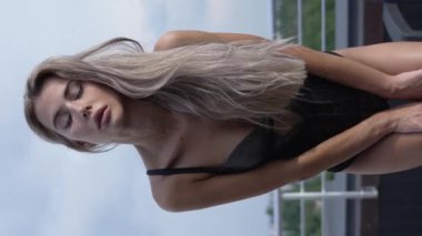 Bu stok dikey video seksi iç çamaşırlı genç bir kadını gösteriyor.