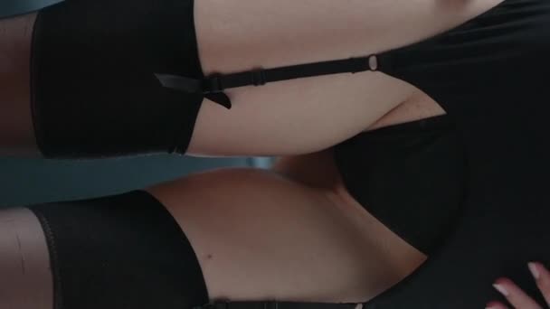 Dieses Vertikale Video Zeigt Ein Mädchen Schönen Erotischen Sexy Dessous — Stockvideo