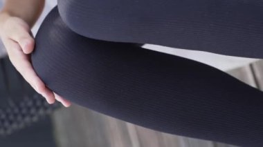 Bu stok dikey video seksi iç çamaşırlı genç bir kadını gösteriyor.