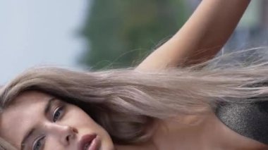 Bu stok dikey video seksi iç çamaşırlı genç bir kadını gösteriyor.
