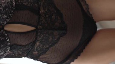 Bu stok dikey video seksi iç çamaşırlı genç bir kadını gösteriyor.