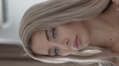 Bu stok dikey video seksi iç çamaşırlı genç bir kadını gösteriyor.