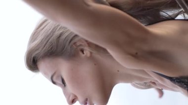 Bu stok dikey video seksi iç çamaşırlı genç bir kadını gösteriyor.