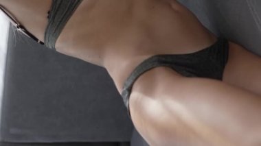 Bu stok dikey video seksi iç çamaşırlı genç bir kadını gösteriyor.