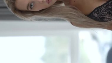 Bu stok dikey video seksi iç çamaşırlı genç bir kadını gösteriyor.