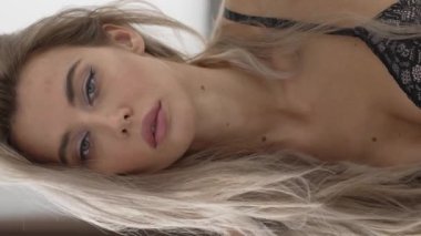 Bu stok dikey video seksi iç çamaşırlı genç bir kadını gösteriyor.