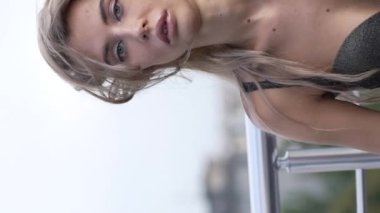 Bu stok dikey video seksi iç çamaşırlı genç bir kadını gösteriyor.