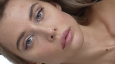 Bu stok dikey video seksi iç çamaşırlı genç bir kadını gösteriyor.