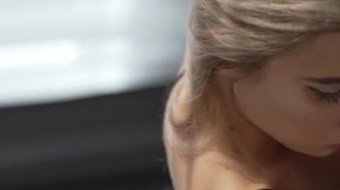 Bu stok dikey video seksi iç çamaşırlı genç bir kadını gösteriyor.