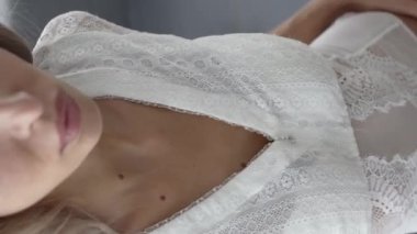 Bu stok dikey video seksi iç çamaşırlı genç bir kadını gösteriyor.