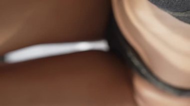 Bu stok dikey video seksi iç çamaşırlı genç bir kadını gösteriyor.