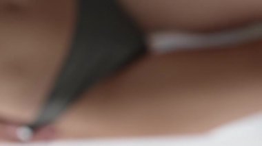 Bu stok dikey video seksi iç çamaşırlı genç bir kadını gösteriyor.