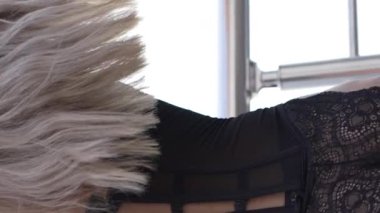 Bu stok dikey video seksi iç çamaşırlı genç bir kadını gösteriyor.