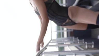 Bu stok dikey video seksi iç çamaşırlı genç bir kadını gösteriyor.